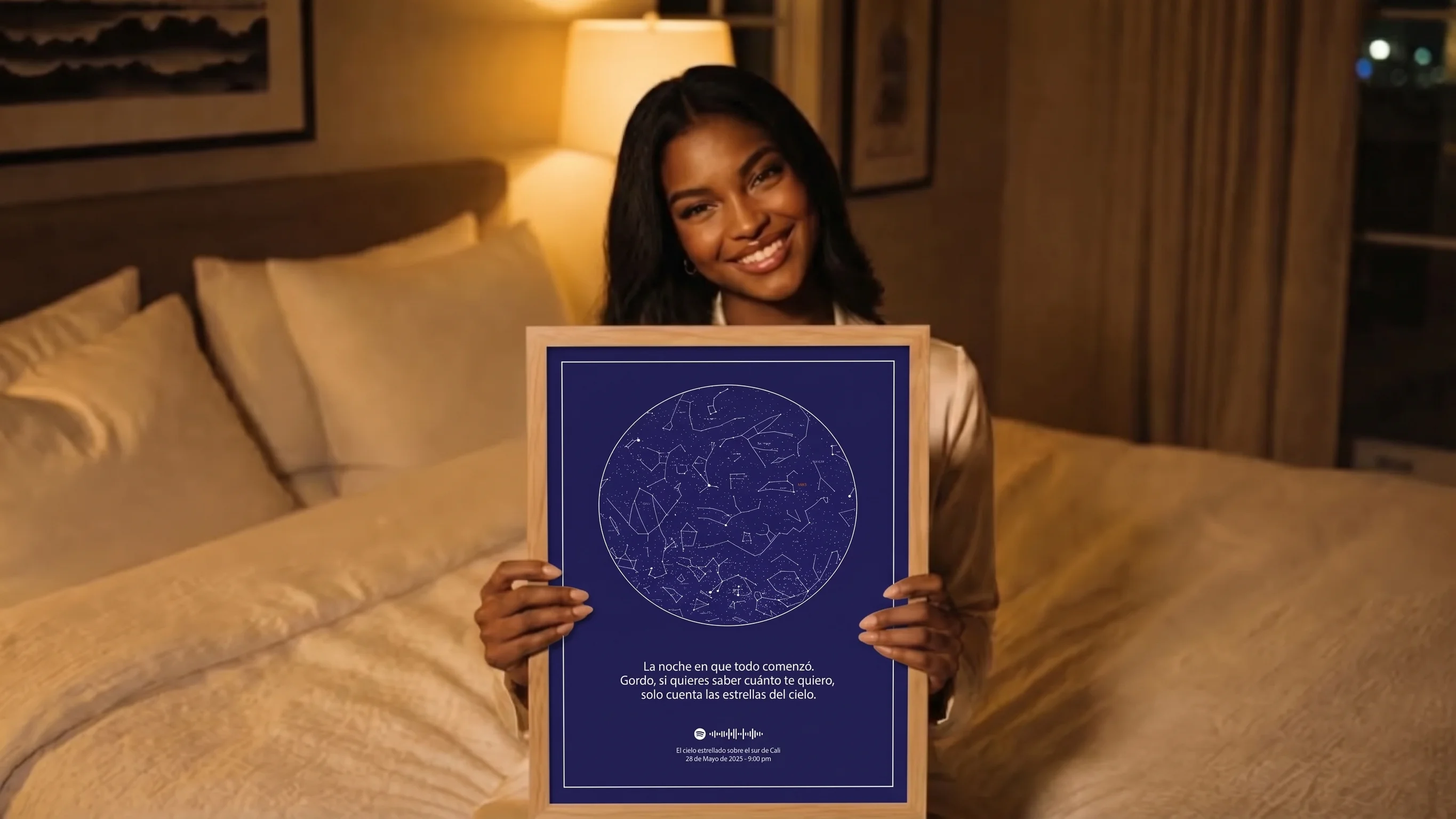 Carte stellaire encadrée représentant le ciel étoilé d'une date précise, accrochée dans un salon
